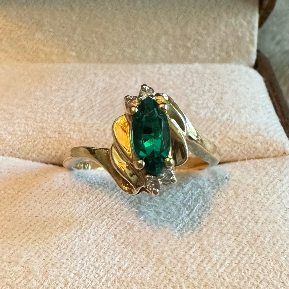 Elegant 10k Yellow Gold, Emerald, and Diamond Women’s Ring, Sz. 6.25